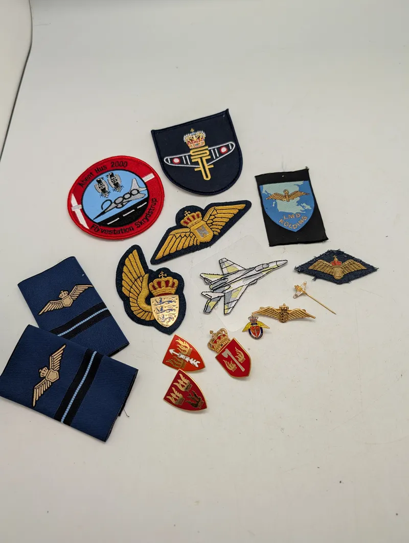 Samling af danske Flyvevåbnet emblemer, stofmærker og pins