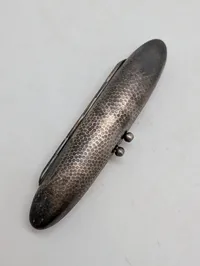 To antikke cigaretetuier i metal med relief og hamret finish