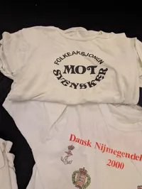 Samling af militære og maritime T-shirts og poloer, herunder Nijmegen-march