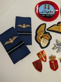Samling af danske Flyvevåbnet emblemer, stofmærker og pins
