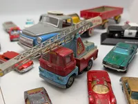Samling af vintage modelbiler og legetøjskøretøjer