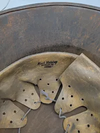 Tysk M16 Stahlhelm med Wehrmacht-dekaler og læderrem, EFTERKRIGS