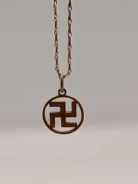  halskæde med svastika-vedhæng i messing og sølvfarvet kæde WW2, original 
