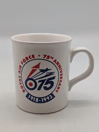 To vintage kaffekrus med flymotiver, herunder Royal Air Force 75 års jubilæum