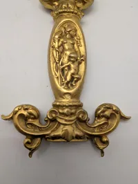 Fransk forgyldt bronze sværdhæfte med mytologiske figurer
