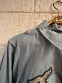 Wiking SS-uniformsjakke og lyseblå skjorte med emblemer, efter 45 