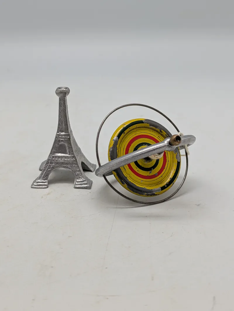 Vintage Tedco Gyroskop og Miniature Eiffeltårn i Metal