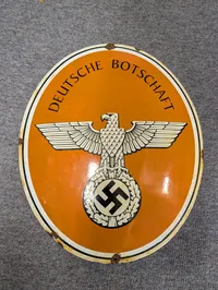 Et ovalt emaljeskilt fra den tyske ambassade (Deutsche Botschaft) Antagelig ikke fra tiden 