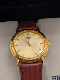 Seiko Quartz Herreur med Forgyldt Urkasse og Læderrem