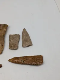 Samling af 10 forhistoriske flinteredskaber og flækker