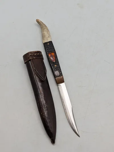 Skandinavisk Tollekniv med Antler-greb og Læderskede