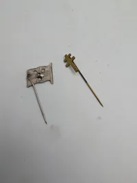 To pins fra 2. verdenskrig: Norsk flag med 'V' og Lothringen-kors