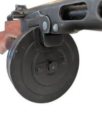 Sovjetisk PPSh-41 maskinpistol med tromlemagasin og rem, Denix model 