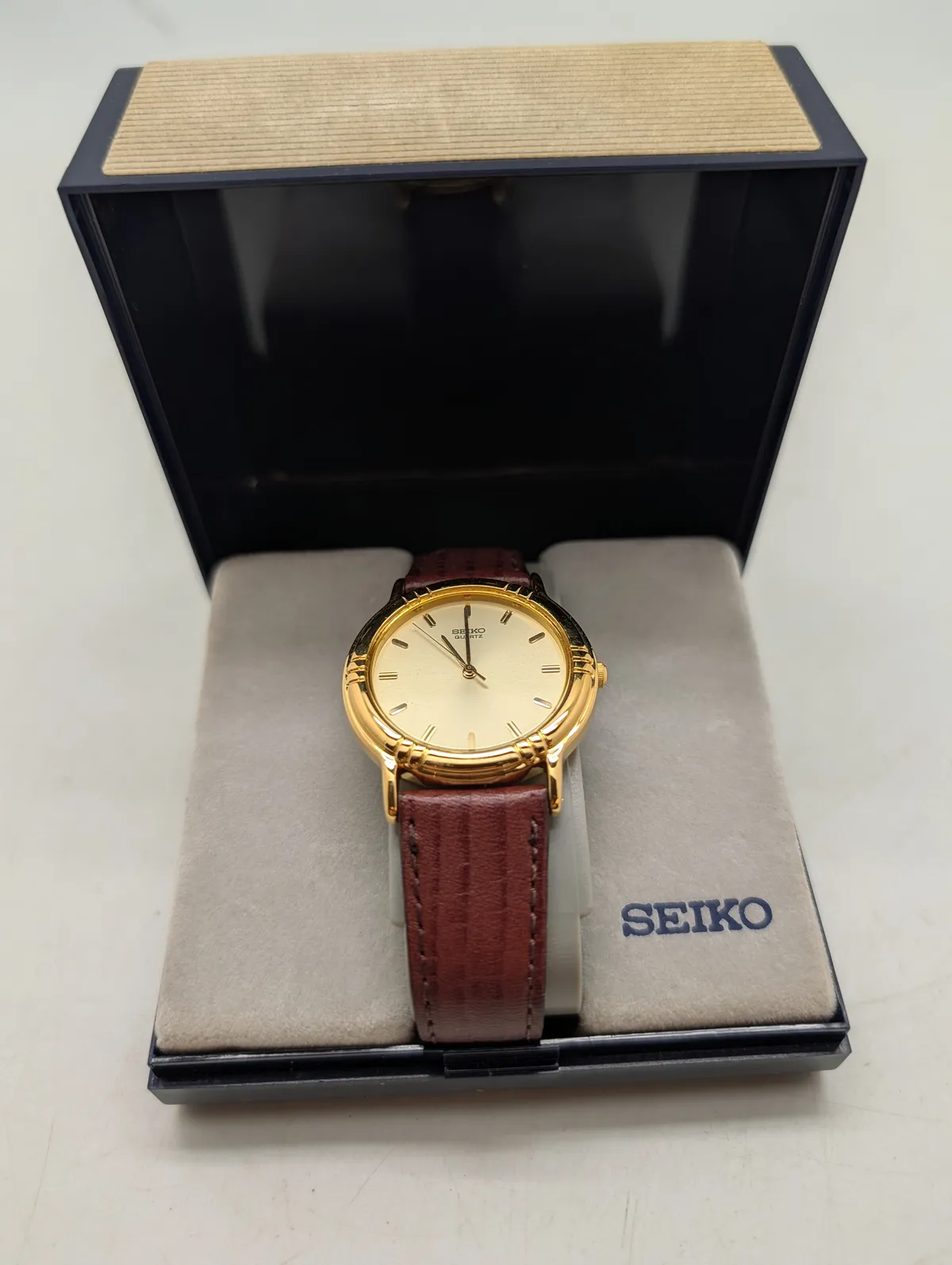 Seiko Quartz Herreur med Forgyldt Urkasse og Læderrem