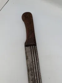 Antik machete med træskæfte og tre riller i klingen