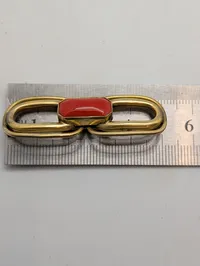 Vintage broche i forgyldt metal med rød cabochon