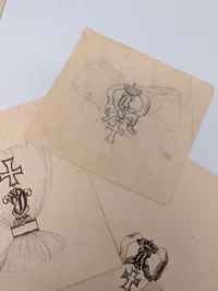 Samling af antikke tegninger af ordensinsignier og heraldiske motiver