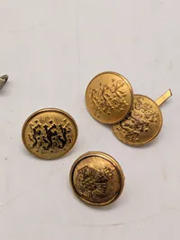 Samling Danske  af militære emblemer, taltegn og knapper i metal