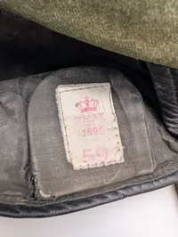 To danske militære baretter med emblemer Telegraf