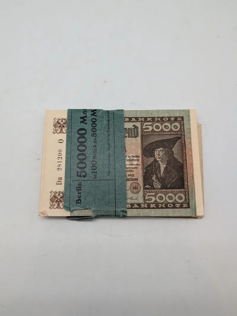 Bundt med 100 tyske 5000 Mark pengesedler fra 1922