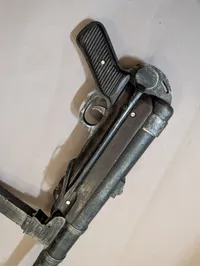 Replika af tysk MP40 maskinpistol i fuld størelse, bemalet træ 
