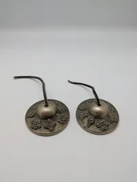 Tibetanske Tingsha-bækkener med otte lykkebringende symboler