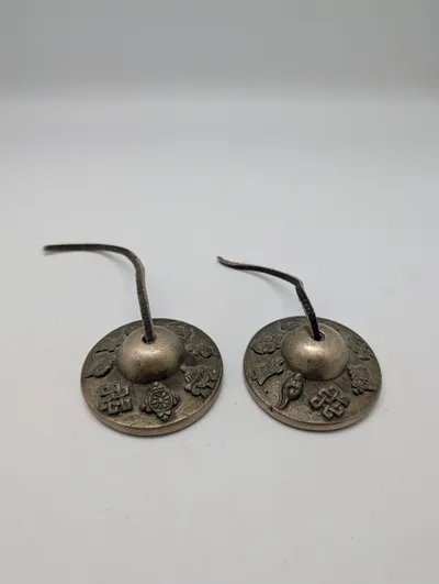 Tibetanske Tingsha-bækkener med otte lykkebringende symboler