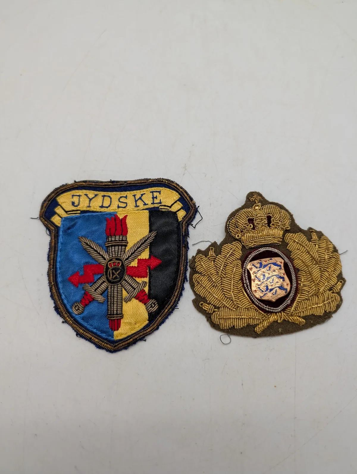To danske militære stofmærker, Jydske Telegrafregiment og Kasket emblem 
