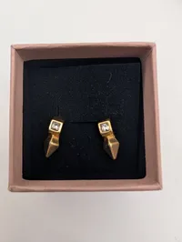 No. 44 Smykker Gold-Tone Stud Earrings and Filigree Brooch Set
