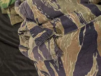 Militære uniformer  med Tiger Stripe og Woodland Camouflage beklædning