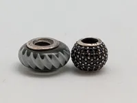 To Pandora charms i sterling sølv med Murano glas og sorte krystaller