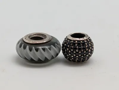 To Pandora charms i sterling sølv med Murano glas og sorte krystaller