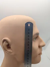 Realistisk mandlig mannequin-hoved i plast med øjne