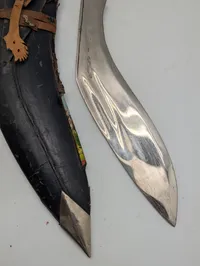  Kukri-kniv med udskåret greb og læderskede