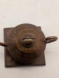 Dansk miniature tekande af mønter på træfod