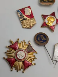 Samling af sovjetiske og polske militære ordener og emblemer