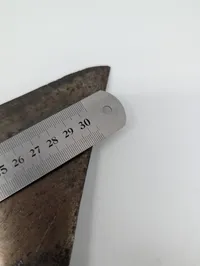 Antik tømrerøkse med smedestempel Bredbile