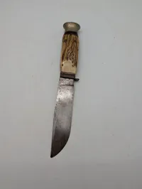 Vintage jagtkniv med hjortetaksgreb og læderskede