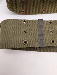 To amerikanske militære pistolbælter i kanvas, Vietnam krigen 