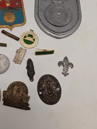 Samling af vintage emblemer, mønter og medaljer