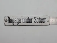 Antikt emaljeskilt med teksten Bagage under Sofaen DSB 