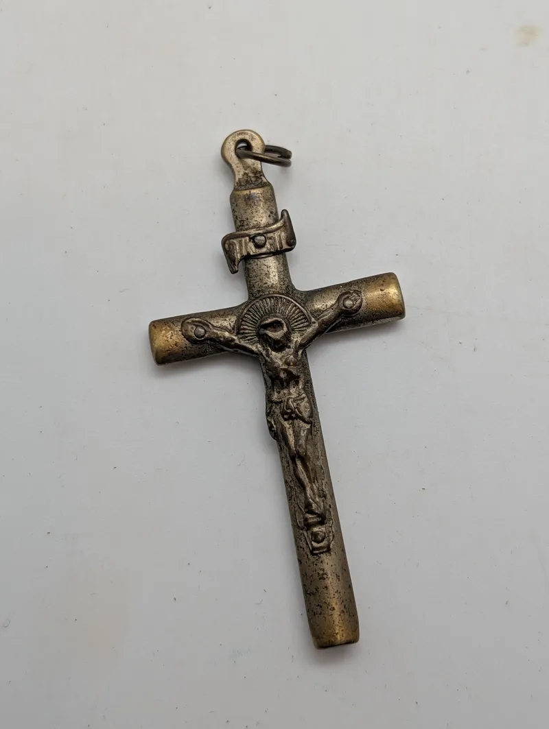 Antik Krucifiks Vedhæng i Metal med Kristusfigur
