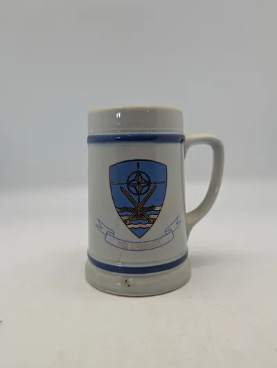 HQ LANDJUT Keramisk Ølkrus med NATO Emblem