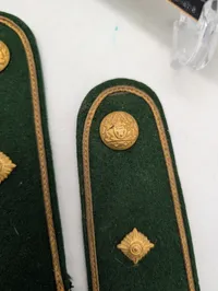 Dansk Politi Uniformseffekter: Skulderstropper, Emblem og Portrætfoto