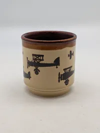 To vintage kaffekrus med flymotiver, herunder Royal Air Force 75 års jubilæum