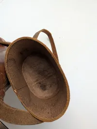 Antik læderetui til kikkert eller instrument med bærerem