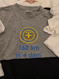 Samling af militære og maritime T-shirts og poloer, herunder Nijmegen-march
