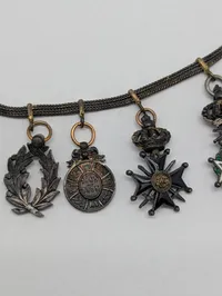 Antik miniature ordenskæde med syv europæiske ordener og medaljer