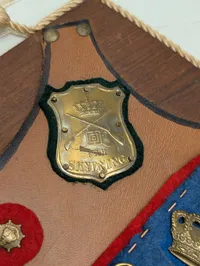 Dansk militær mindeplade med emblemer Livgarden