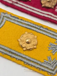 Tre finske militære kravemærker med rosetter WW2